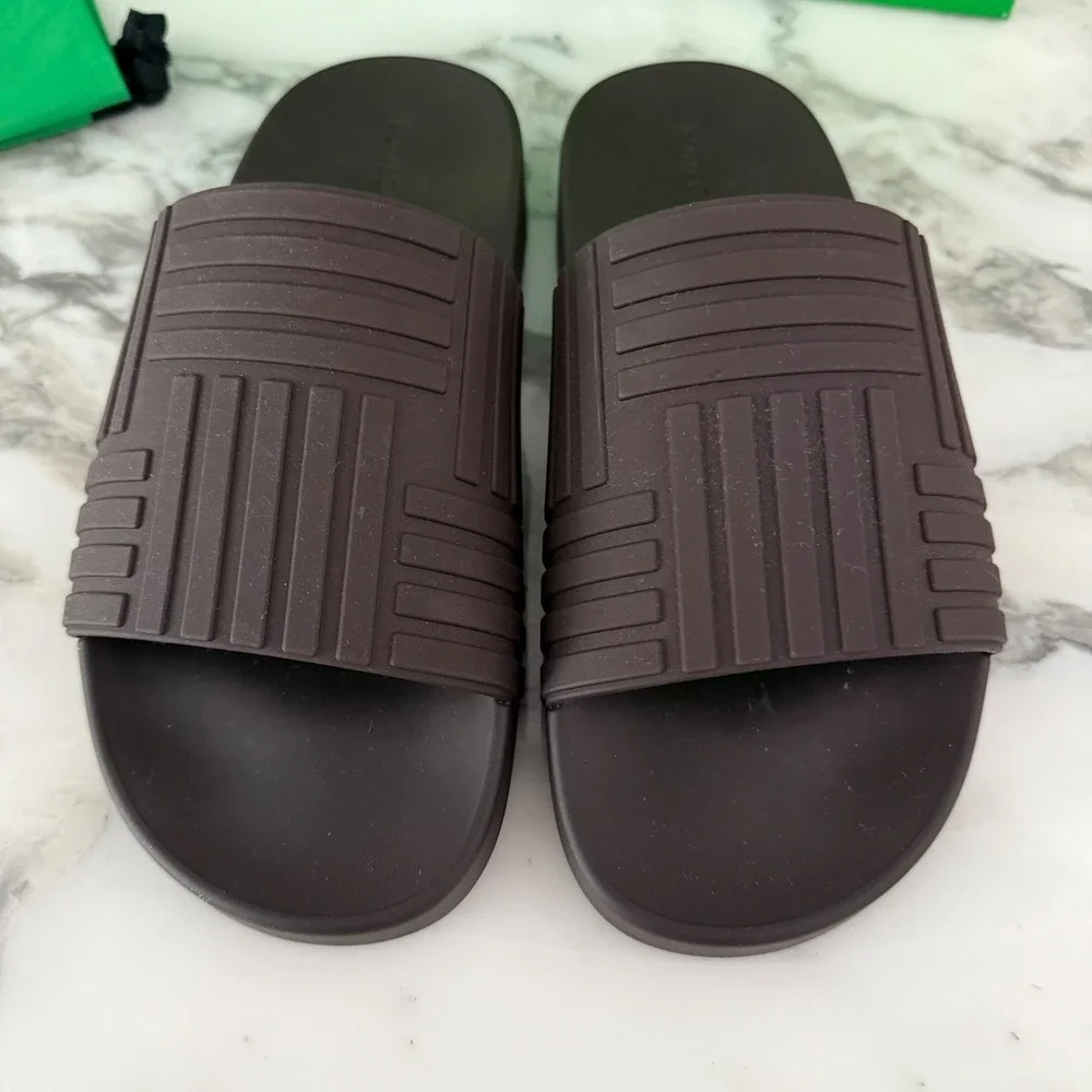 BOTTEGA VENETA 690105 Men's 'Slider' Pool Slide Sandals In Dark Brown Rubber 39